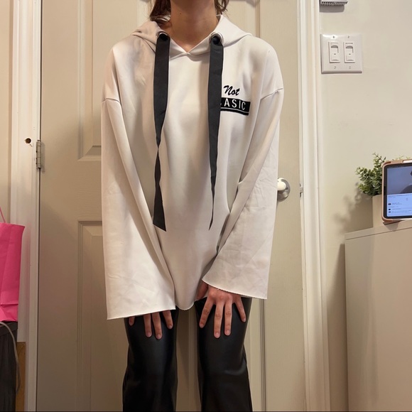 Bershka Oversized White Sweatshirt - Picture 2 of 6